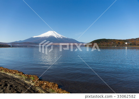 Lake Yamanaka and Mount Fuji 33062582
