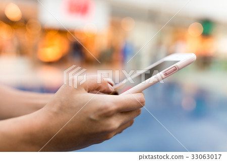 Woman using cellphone 33063017