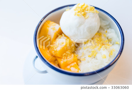 Mango sticky rice 33063060