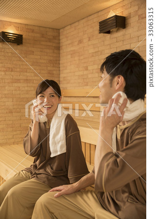 Married couple entering a sauna 33063315
