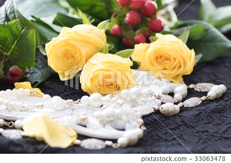 Yellow rose 33063478