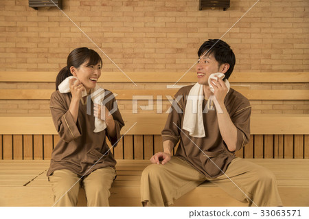 Married couple entering a sauna 33063571