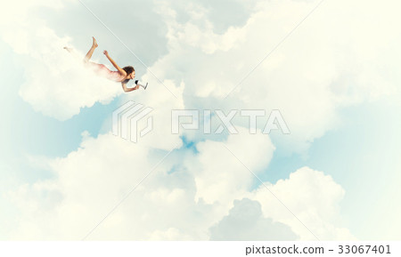 She is free to express herself 33067401