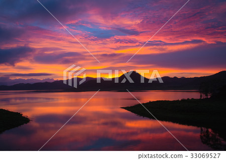 Silhouette sunset perspective landscape 33069527
