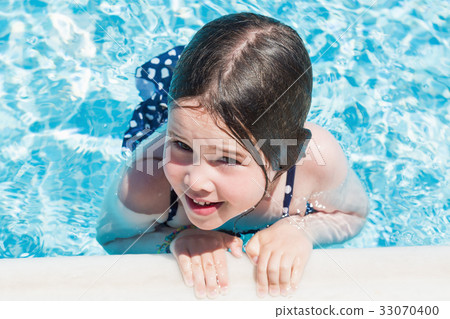 Little girl swimming in a pool 33070400