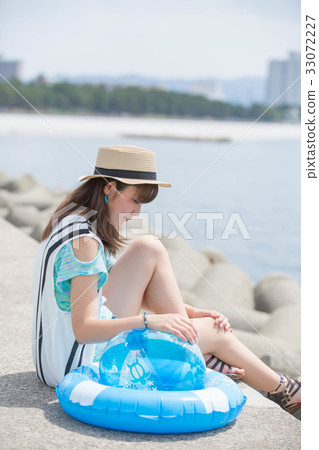 Sea and girl 33072227