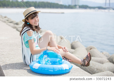 Sea and girl 33072243