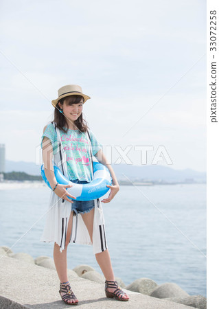 Sea and girl 33072258