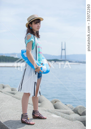 Sea and girl 33072260