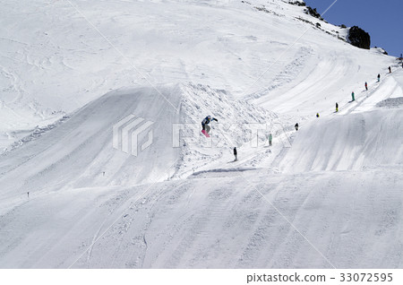 Snowboard jumping Snowboard jumping 33072595