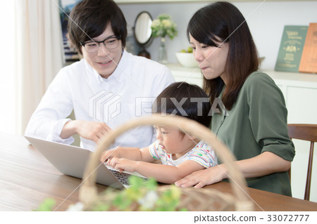 一個家庭在客廳放鬆 33072777