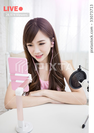 woman in Live 33073713