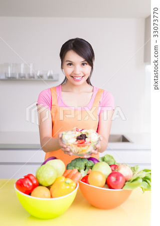 beauty housewife in kitchen 33073770