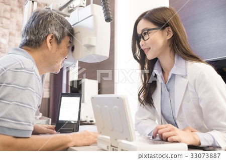 old man with optometrist 33073887