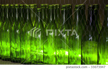 Green glass bottles for beverages 33073947