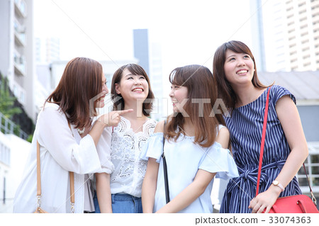 Women shopping Women shopping 33074363