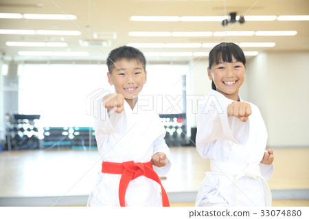 Kid doing karate 33074880