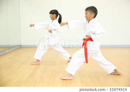 Kid doing karate 33074914