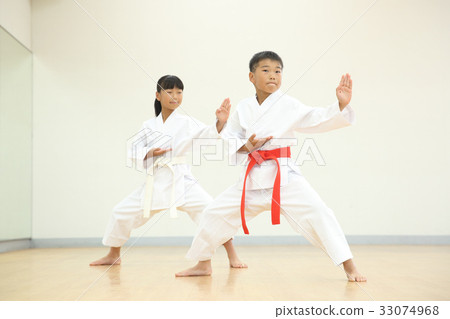 Kid doing karate 33074968