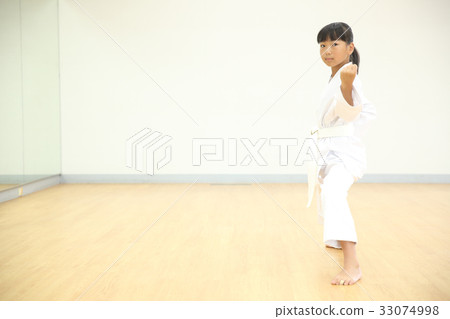 Kid doing karate 33074998