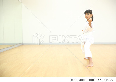 Kid doing karate 33074999