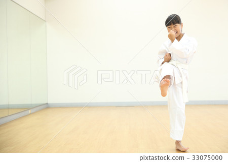 Kid doing karate 33075000