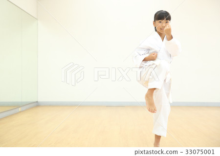 Kid doing karate 33075001