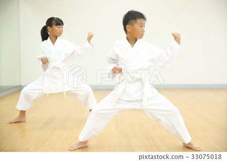 Kid doing karate 33075018