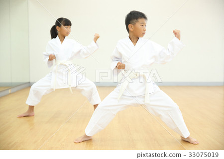 Kid doing karate 33075019