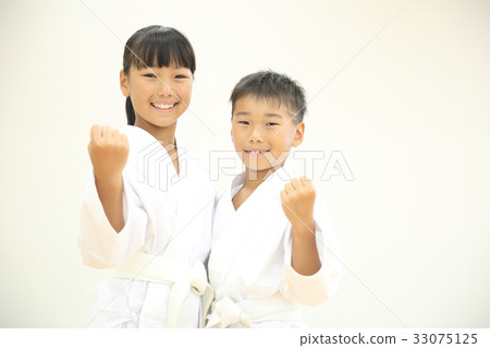 Kid doing karate 33075125