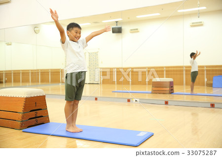 孩子跳箱子 33075287
