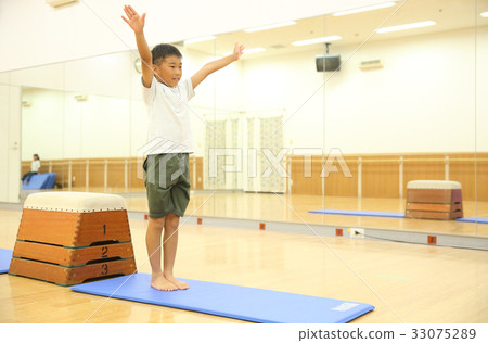 Kid jumping the box 33075289
