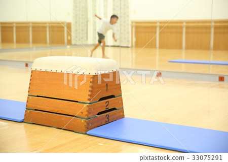 Kid jumping the box 33075291