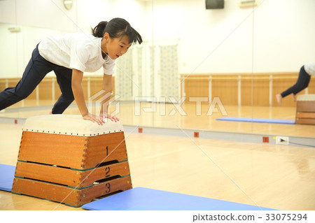 Kid jumping the box 33075294