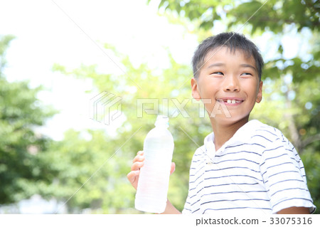 塑料瓶的男孩飲用水 33075316