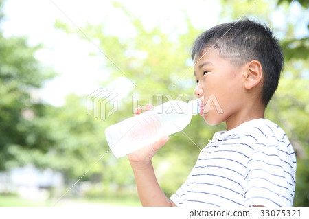 塑料瓶的男孩飲用水 塑料瓶的男孩飲用水 33075321