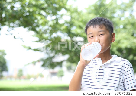 塑料瓶的男孩飲用水 33075322