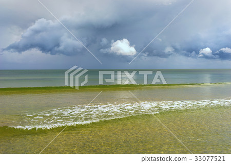 The horizon of the Baltic with clouds 33077521