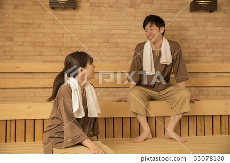已婚夫婦進入桑拿房 已婚夫婦進入桑拿房 33078180