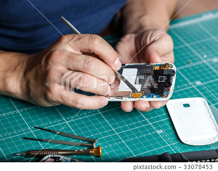 Electronics repair service. Technician 33078453