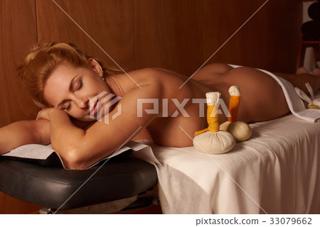 Woman in spa 33079662