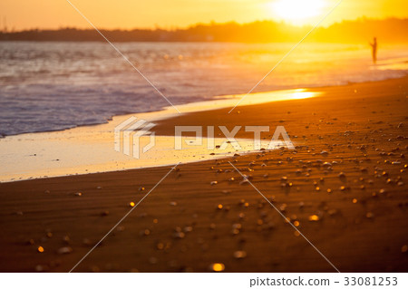 Beach closeup in the rays of the setting sun 33081253
