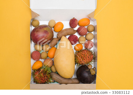 Fresh fruit in a cardboard box 33083112