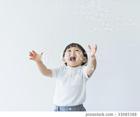 Oops of children soap bubbles Oops of children soap bubbles 33085388