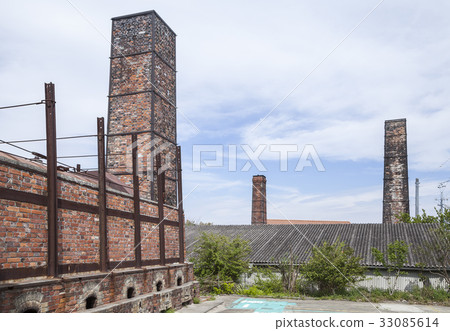 風景看到不再使用的磚煙囪 33085614