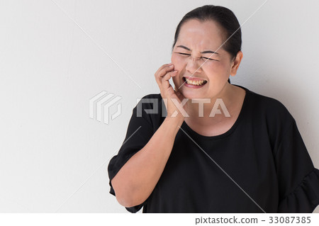 woman suffering from toothache, tooth sensitivity 33087385