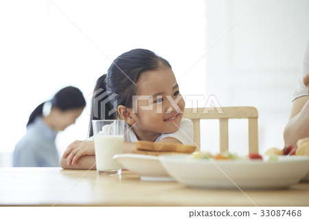 Dad, Mom, Daughter, Family, Walking Mom 33087468