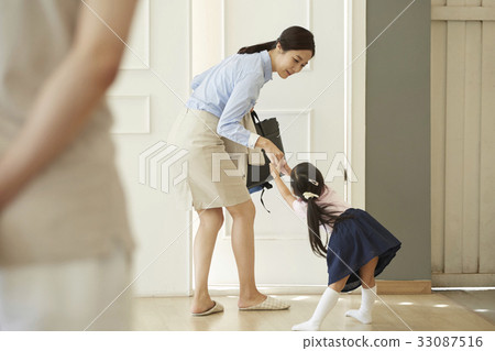 Dad, Mom, Daughter, Family, Walking Mom Dad, Mom, Daughter, Family, Walking Mom 33087516