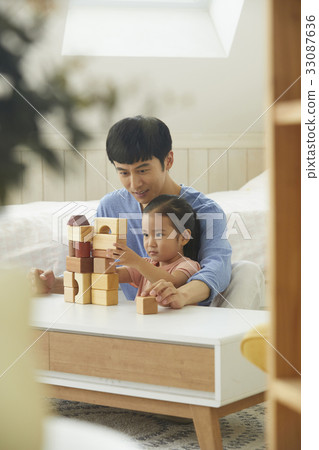 爸爸,女兒,家庭,走路的媽媽 爸爸,女兒,家庭,走路的媽媽 33087636