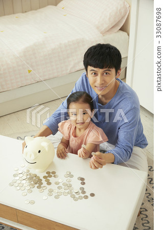 爸爸,女兒,家庭,走路的媽媽 爸爸,女兒,家庭,走路的媽媽 33087698